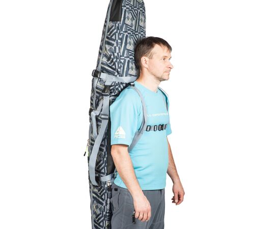 Чехол-рюкзак для сноуборда «Фьюжн» 155 см у мужчины за спиной